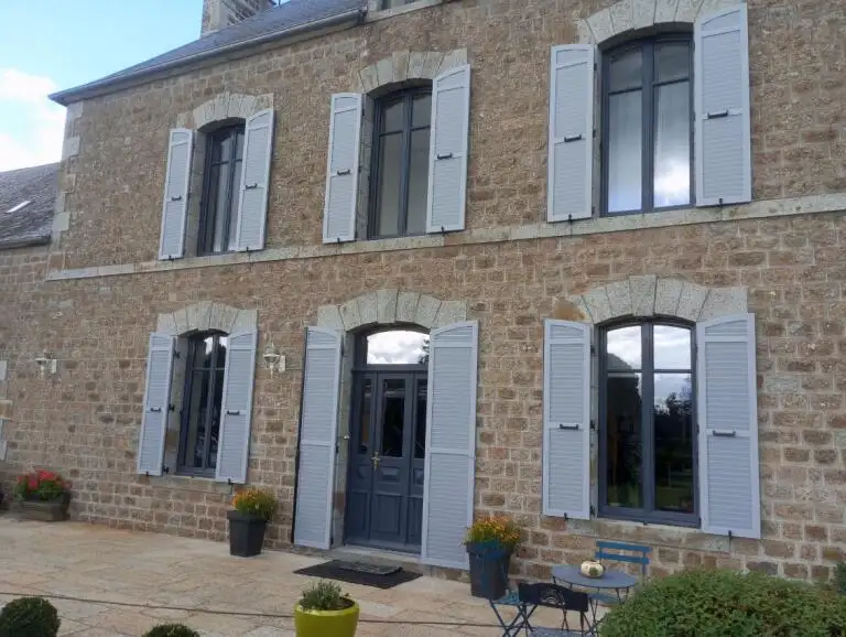 Transformation Élégante : Des Volets en Harmonie avec une Maison de Maître en Pierre